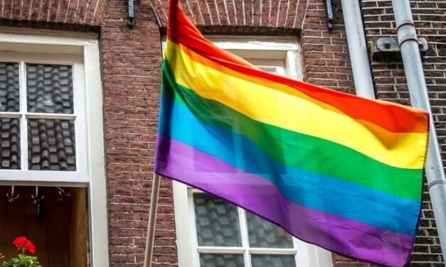 Padre instala con su hijo una bandera LGBTQA en su casa para apoyarlo en el mes del Orgullo Gay